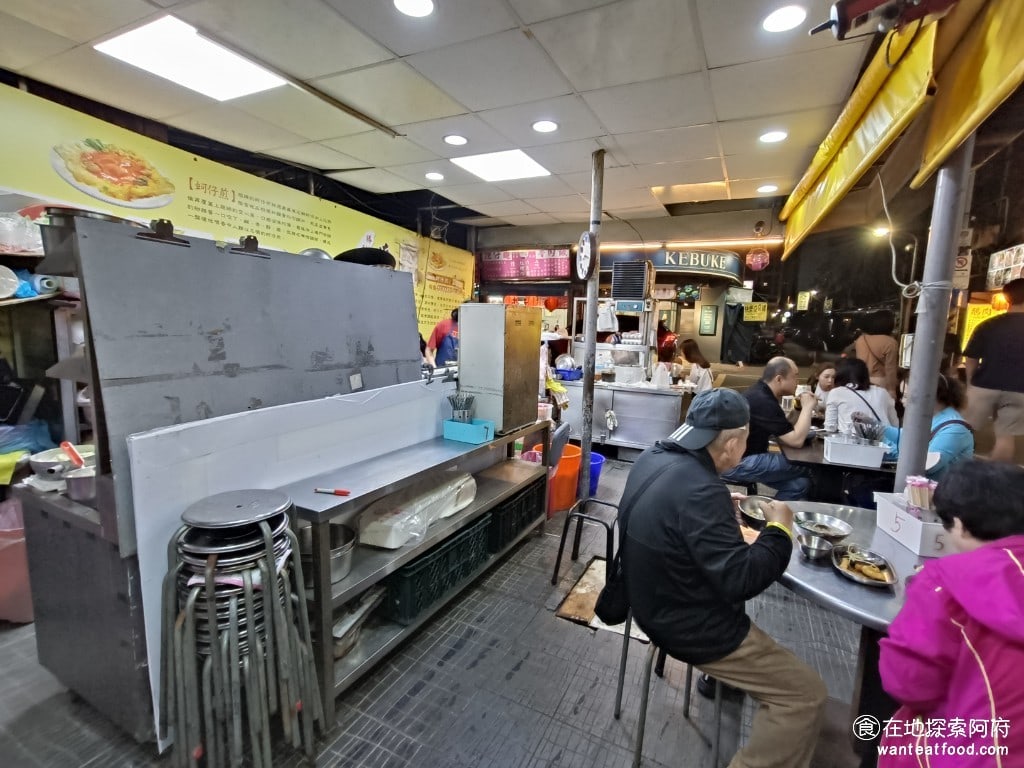 勝利號蚵仔煎 中山區美食 南京復興美食 台灣小吃 因為遼寧夜市這裡人潮不會很多所以來這間店的時候幾乎是不用排隊的店內的桌椅比較老舊用餐環境比較差一點