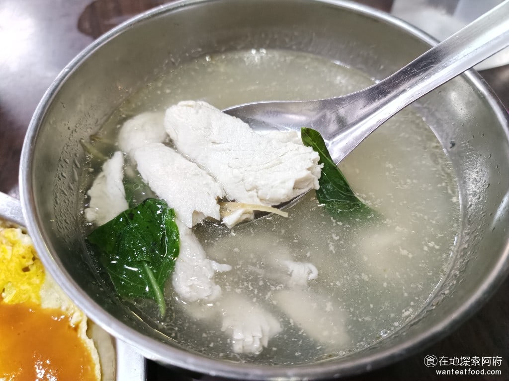 勝利號蚵仔煎 中山區美食 南京復興美食 台灣小吃 只可惜我覺得蝨目魚肉吃起來太乾也太硬了所以吃了幾口就不想再吃了湯頭的部分味道也很淡也不是我期望的那種將位很重的湯頭