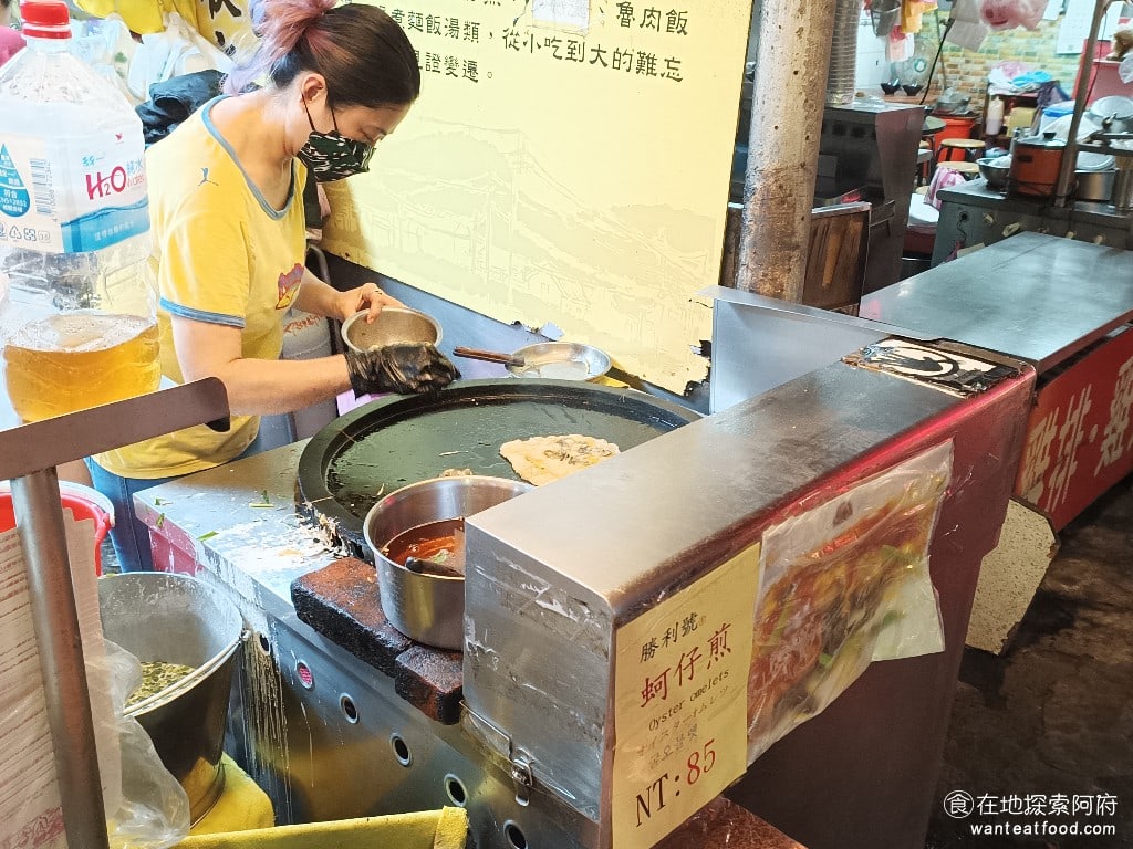 勝利號蚵仔煎 中山區美食 南京復興美食 台灣小吃 這間店的蚵仔煎標榜著選用嘉義東石鄉的蚵仔並使用恰當的地瓜粉和雞蛋調和均勻並肩置金黃色再加上酥脆的空心菜最後領上獨門的特調甜辣醬
