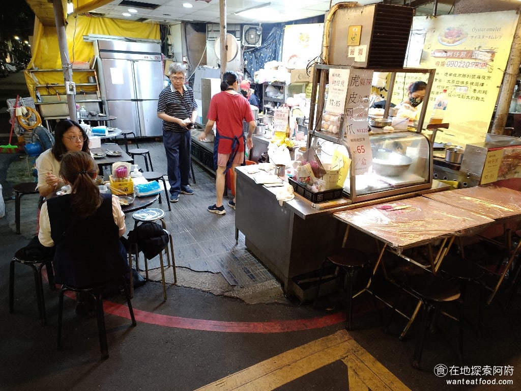 勝利號蚵仔煎 中山區美食 南京復興美食 台灣小吃 最近來遼寧街夜市的時候會發現很多攤販都沒有開那是因為旁邊的中心高中校色已經被達興宮買下來了並且決定將校舍拆除改建成住宅大樓