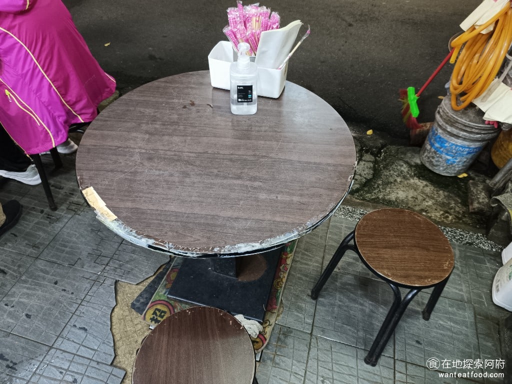 勝利號蚵仔煎 中山區美食 南京復興美食 台灣小吃 因為遼寧夜市這裡人潮不會很多所以來這間店的時候幾乎是不用排隊的店內的桌椅比較老舊用餐環境比較差一點