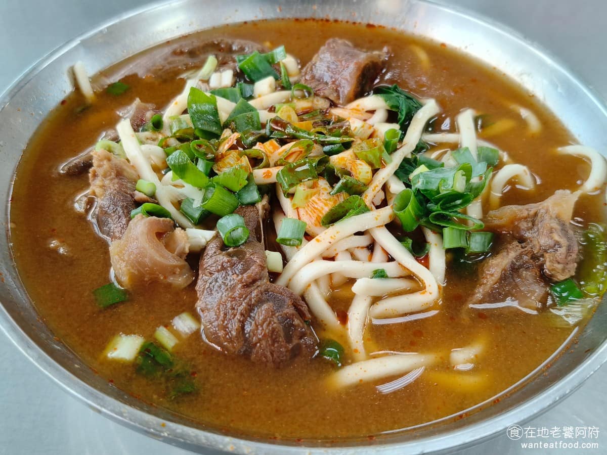 永川牛肉麵 永川牛肉麵菜單 永川牛肉麵推薦 中壢區美食 中壢美食 川味牛肉麵 湯頭表面浮著一層紅油,聞起來有明顯的豆瓣香氣,喝一口會感覺到鹹度偏高,確實口味偏重,難怪很多人喜歡,但不至於到重鹹。 @在地老饕阿府