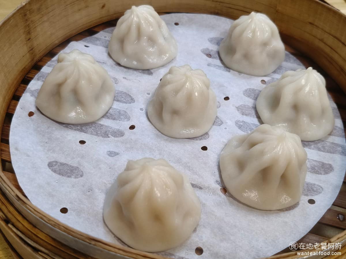 傻師傅湯包排骨酥汐止 傻師傅湯包排骨酥汐止菜單 傻師傅湯包排骨酥汐止推薦 汐止區美食 汐止美食 鮮肉小籠湯包 外皮薄咬開後裡面帶有湯汁,吃的時候建議搭配湯匙,先咬一小口,把湯汁喝掉,再吃湯包本身,內餡是豬肉為主,吃起來偏向清爽,不會太油。 @在地老饕阿府