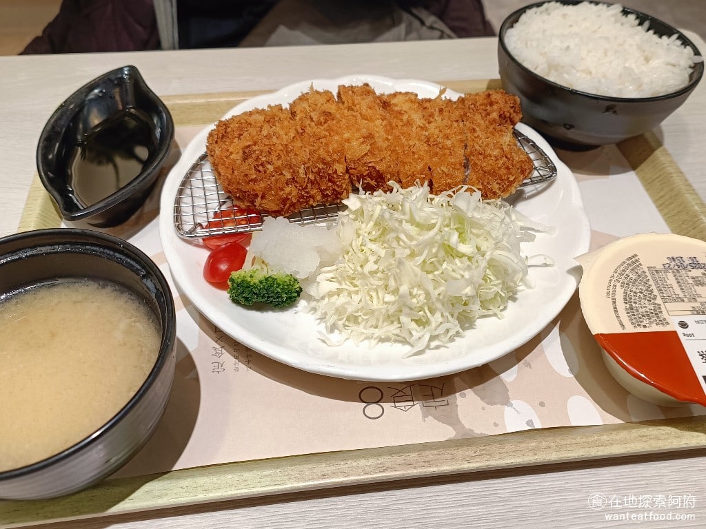 定食,定食8,雞腿排,丼飯,海帶,高麗菜絲,味噌湯,日式料理,家樂福 果香卡滋豬排 豬排的份量比想像中的還大這一份只要220元CP值非常高