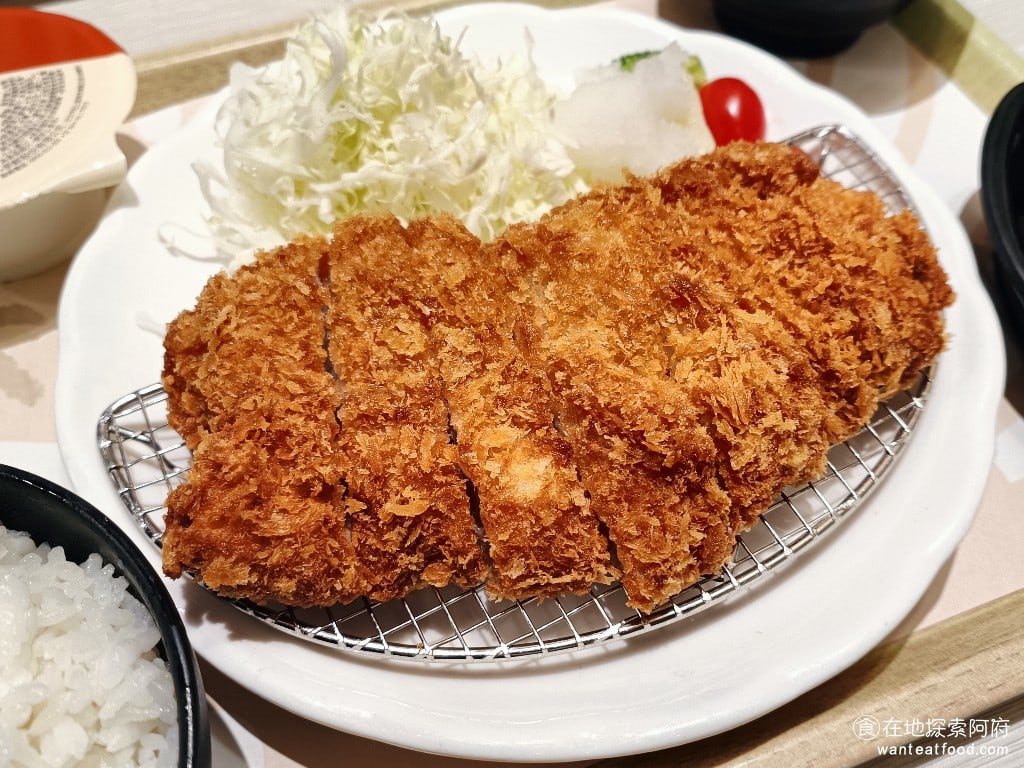 定食,定食8,雞腿排,丼飯,海帶,高麗菜絲,味噌湯,日式料理,家樂福 豬排的外皮炸的非常酥脆裡面的豬肉吃起來也非常軟可以搭配店內提供的拌飯醬或是和風沙拉醬豬排是帶有金的所以吃起來口感非常好唯一的缺點是怎麼辦都是炸的會吃得很膩