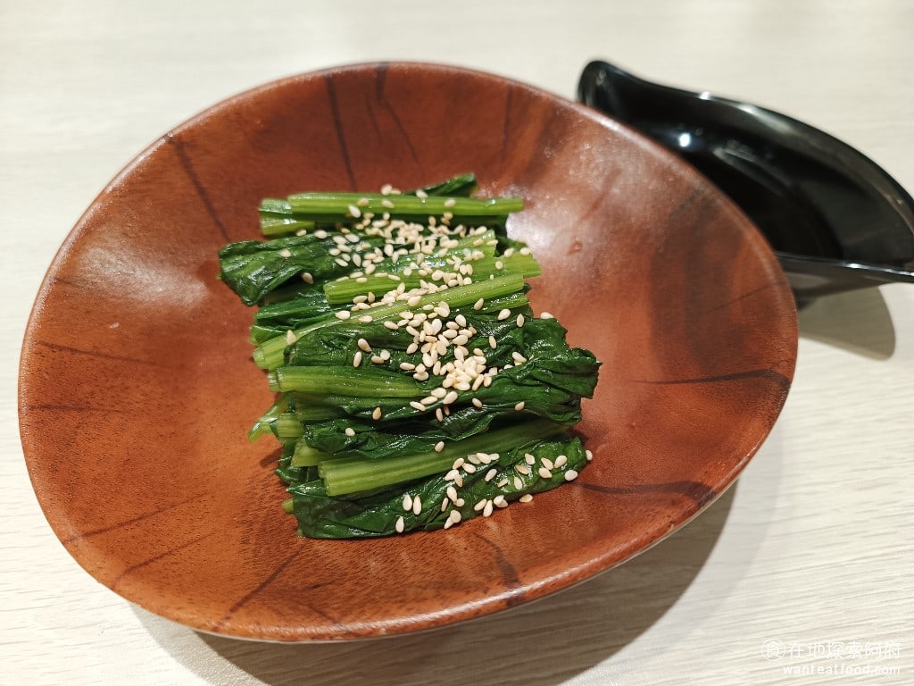 定食,定食8,雞腿排,丼飯,海帶,高麗菜絲,味噌湯,日式料理,家樂福 季節時蔬 吃起來非常清爽上面灑了白芝麻旁邊還會附上一疊微甜的醬油膏做搭配非常好吃只不過份量有一點少這樣要50元