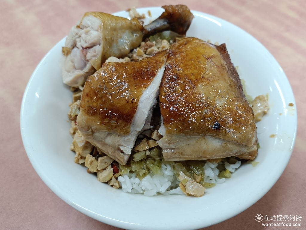 黑記懷舊排骨飯 內湖美食 西湖美食 台灣小吃 雞腿飯 雞腿飯 除了排骨之外，雞腿也是《黑記懷舊排骨飯》的招牌點，雞腿的人也很多，所以如果太晚來的話，就常常遇到雞腿賣完的狀況。 @在地探索的阿府台北美食