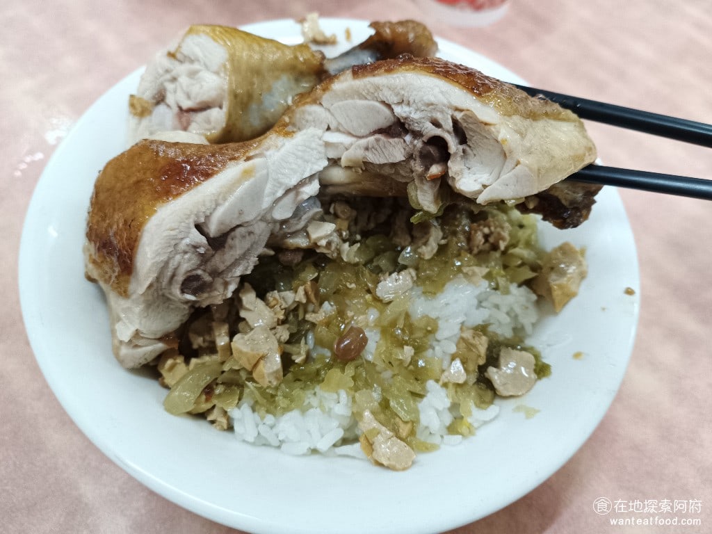 黑記懷舊排骨飯 內湖美食 西湖美食 台灣小吃 雞腿飯 雞腿吃起來中規中矩，裡面的雞肉非常軟嫩，雞皮上面刷了甜甜的醬汁，吃起來是蜜汁雞腿的味道，底下的配料和排骨飯一樣，都是酸菜和豆干。相比排骨，雞腿就比較一般般，排骨比較有特色。 @在地探索的阿府台北美食