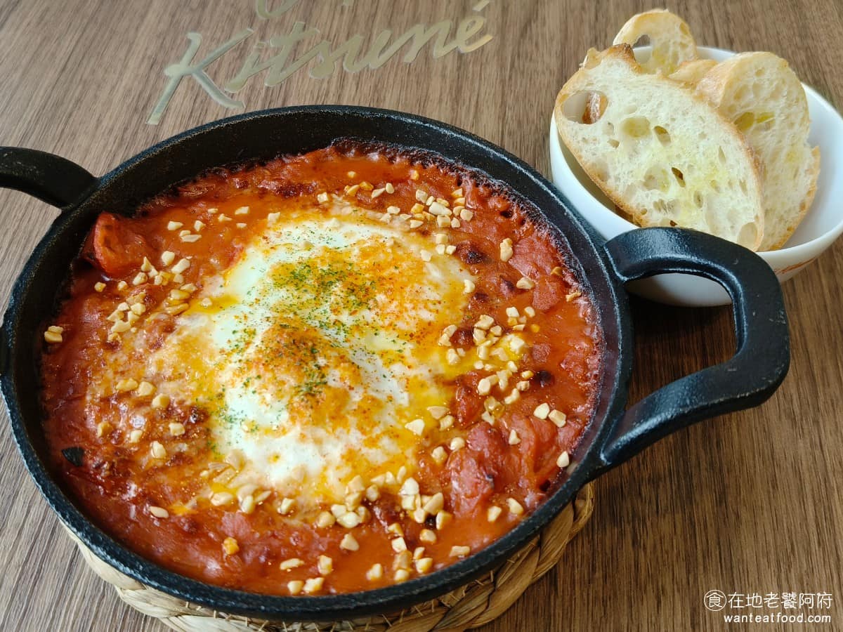 Café Kitsuné LaLaport 南港 南港菜單 南港推薦 南港區美食 南港美食 地中海香料番茄燉蛋 以番茄為基底,加入蒜頭、孜然跟哈里薩辣醬,慢火燉煮醬汁濃郁、辣度溫和,帶點異國香料的層次感,上面鋪了榛果碎,增加酥脆口感。 @在地老饕阿府