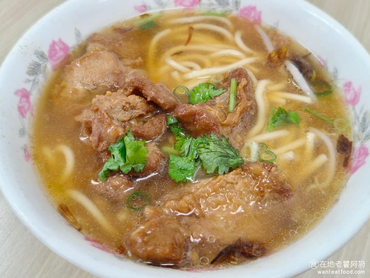 饒河街夜市美食 后庒排骨酥麵 滷肉飯 軟骨 饒河夜市 小菜 湯麵 油麵 米粉 控肉飯 滷汁 板條