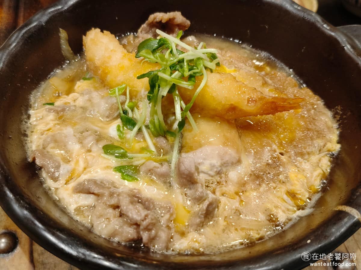 YAYOI彌生軒內湖瑞光店 YAYOI彌生軒內湖瑞光店菜單 YAYOI彌生軒內湖瑞光店推薦 豪華煮定食 這道是覺得最划算的選項,一次同時吃到酥炸里肌豬排、炸鮮蝦和五花牛肉片,搭配甜鹹醬汁、加蛋液,整體相當豐盛,非常下飯。 @在地老饕阿府
