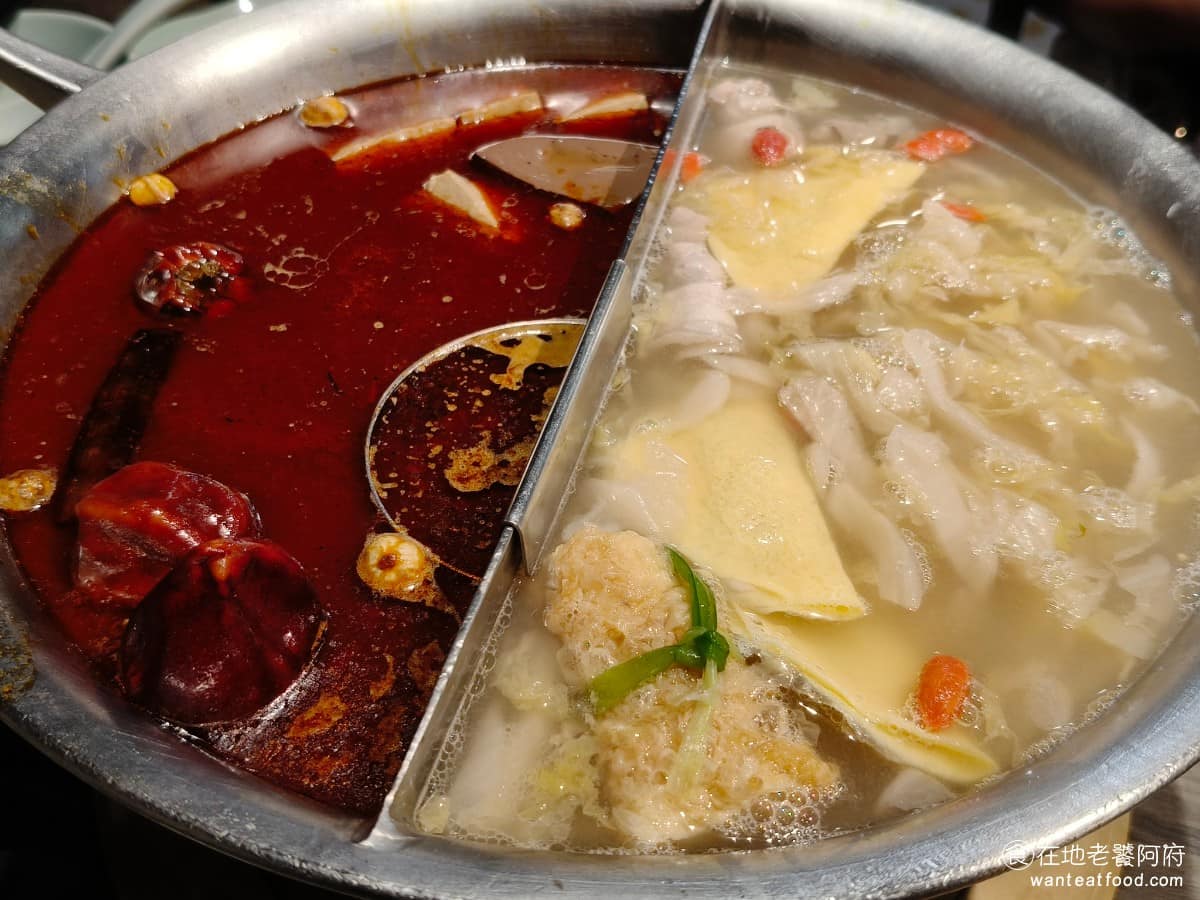青花驕麻辣鍋台北光復南店 青花驕麻辣鍋台北光復南店菜單 青花驕麻辣鍋台北光復南店推薦 另有「酸白菜豬肉鍋」的選項,是店內的另一個招牌。同時吃到麻辣鍋+酸菜白肉鍋,是這裡的一大特色。 @在地老饕阿府