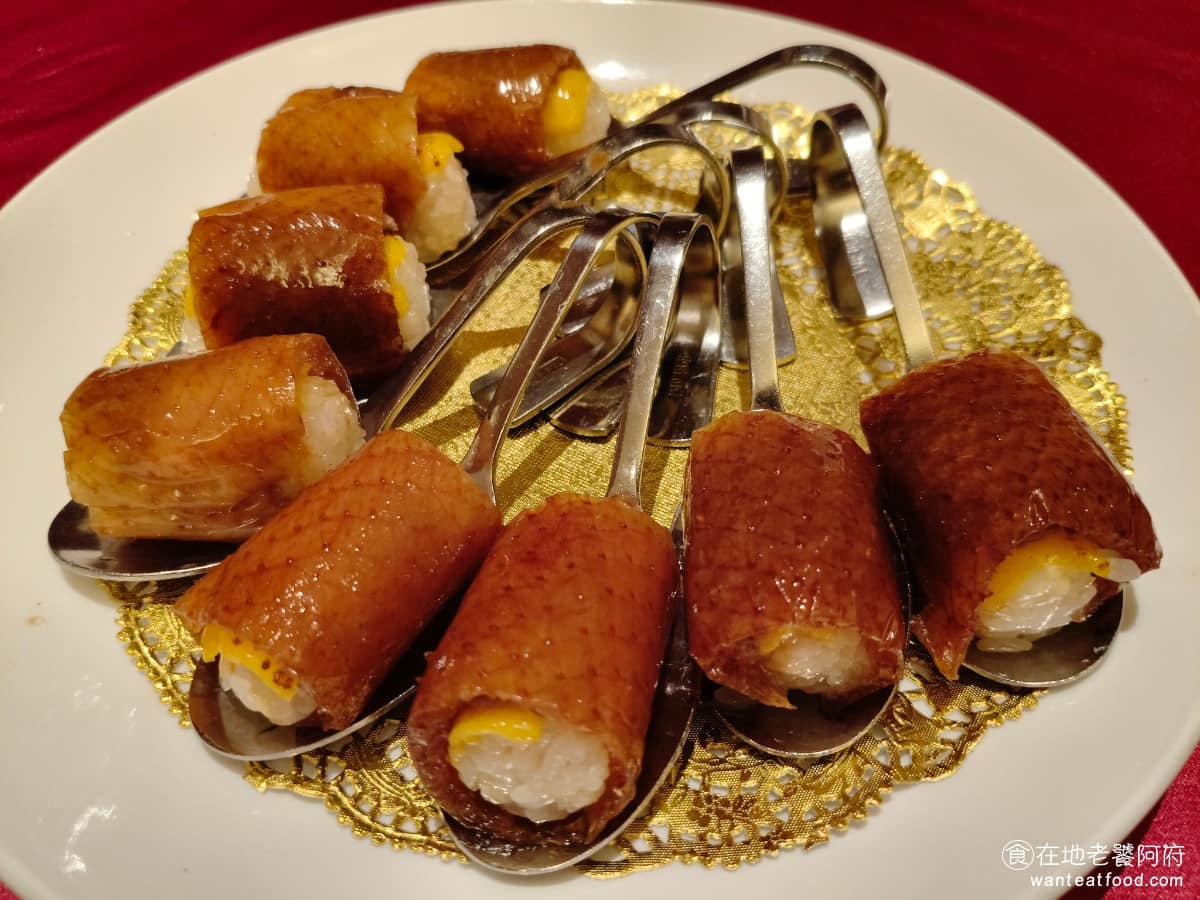 紅樓中餐廳 紅樓中餐廳菜單 紅樓中餐廳推薦 宜蘭市美食 中式料理 烤鴨 櫻桃鴨握壽司 紅樓最有名的一道,也是第一道上的菜,握壽司取的是鴨胸外側最肥的那層皮,左右各片四片剛好8貫,份量很多平均每人可以吃兩個,鴨皮烤得非常脆,裡面的醋飯口感很好。 @在地老饕阿府