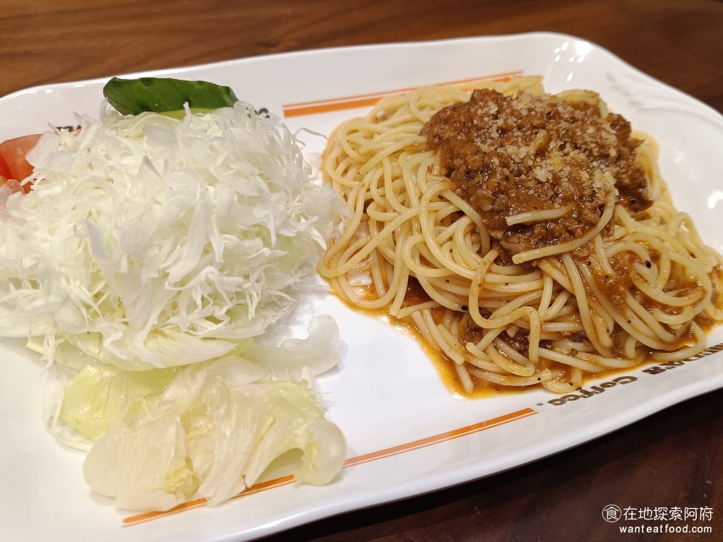 客美多咖啡,komeda's,coffee,-,大直店,客美多咖啡,komeda‘s,coffee,-,大直店菜單,客美多咖啡,komeda‘s,coffee,-,大直店價格,中山區美食,中山美食,劍南路站美食,日式料理,漢堡排,炸雞 波隆那肉醬義大利麵 290 元 這一份餐點，個人覺得有一點貴，而且義大利麵的味道吃起來有一點普通，有種冷凍食品的感覺，不太推薦點這一道。 @在地探索的阿府美食世界