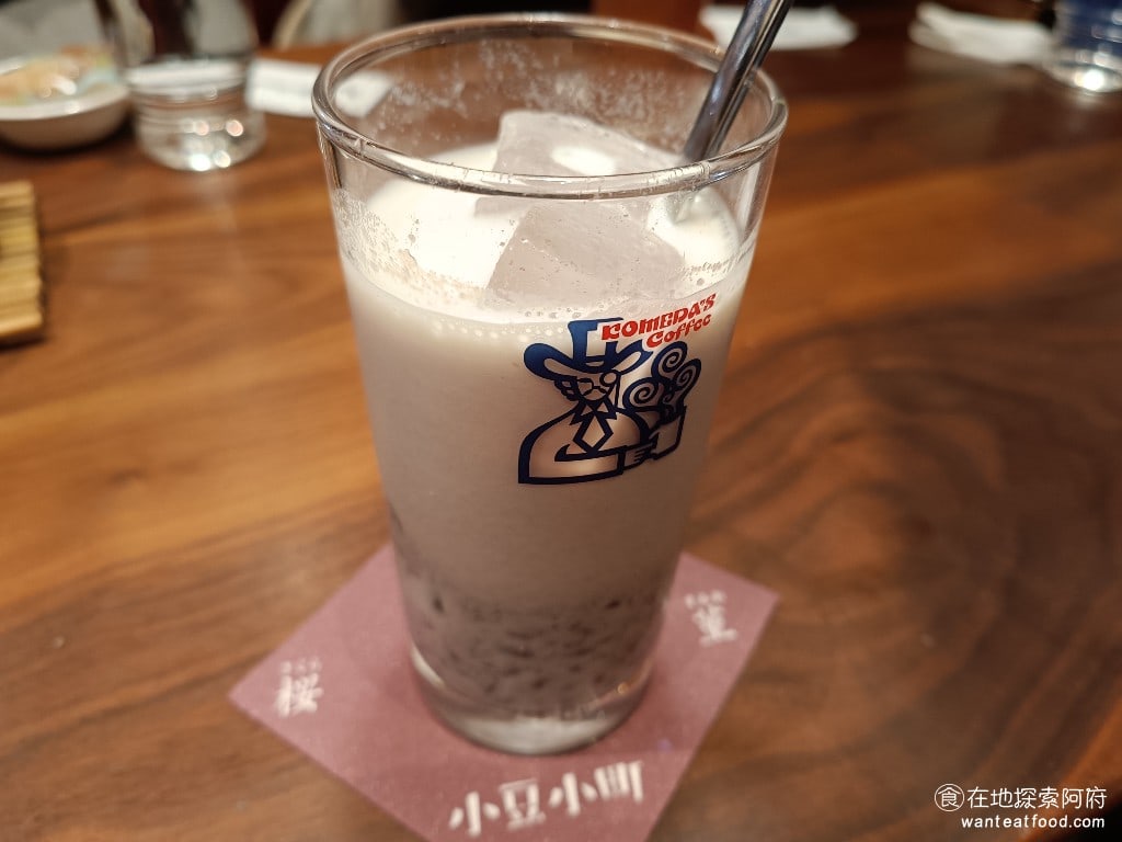 客美多咖啡,komeda's,coffee,-,大直店,客美多咖啡,komeda‘s,coffee,-,大直店菜單,客美多咖啡,komeda‘s,coffee,-,大直店價格,中山區美食,中山美食,劍南路站美食,日式料理,漢堡排,炸雞 冰紅豆小町 165 元 《客美多咖啡-大直店》的餐點價格都比較高，畢竟人能讓你在這裡待很久，像是這一杯，就要 165 元。 @在地探索的阿府美食世界
