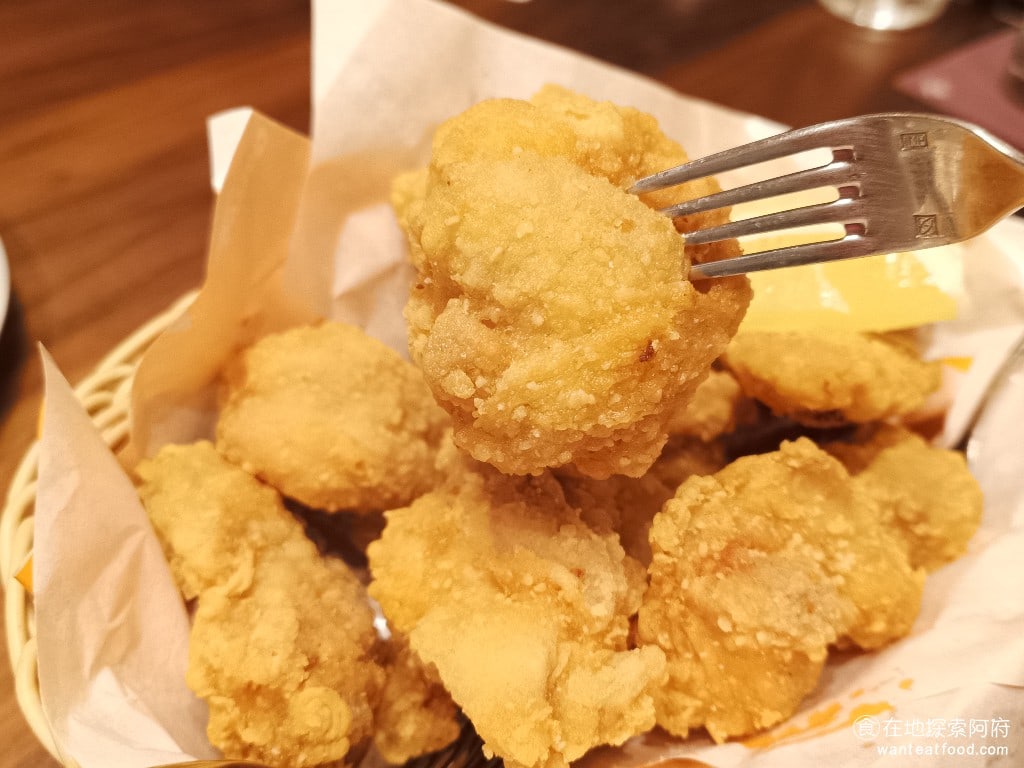 客美多咖啡,komeda's,coffee,-,大直店,客美多咖啡,komeda‘s,coffee,-,大直店菜單,客美多咖啡,komeda‘s,coffee,-,大直店價格,中山區美食,中山美食,劍南路站美食,日式料理,漢堡排,炸雞 這一份炸雞 220 元，就給了 8 塊大塊的炸雞，炸雞多到有點吃不完，吃得非常過癮。 @在地探索的阿府美食世界
