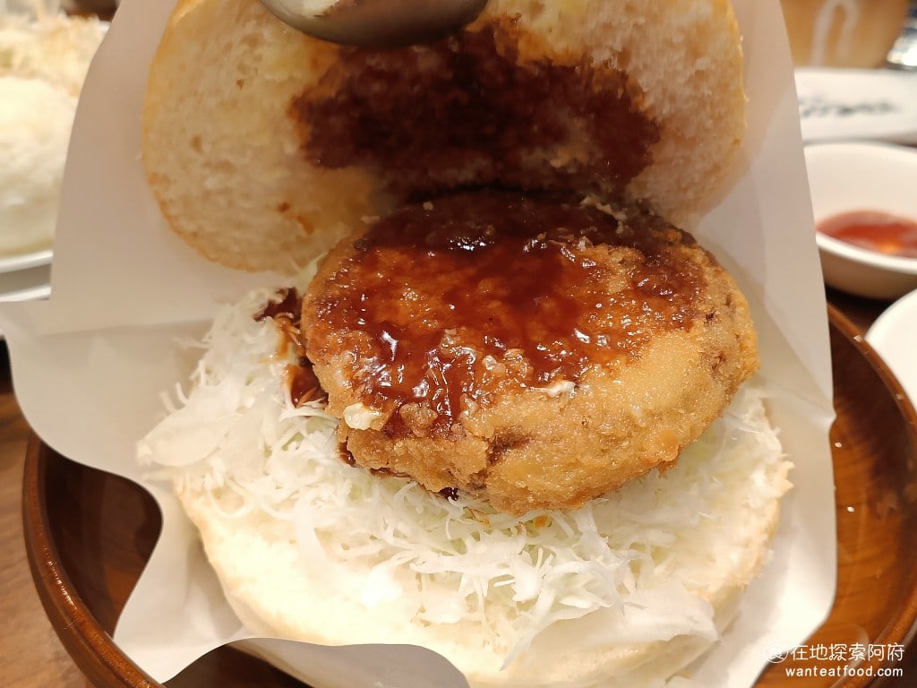 客美多咖啡,komeda's,coffee,-,大直店,客美多咖啡,komeda‘s,coffee,-,大直店菜單,客美多咖啡,komeda‘s,coffee,-,大直店價格,中山區美食,中山美食,劍南路站美食,日式料理,漢堡排,炸雞 在吃的時候，要小心肉排的肉汁非常多會，滴到滿手都是肉汁。牛肉的話，單純的漢堡排，吃起來覺得太厚了，味道也有一點普通。 @在地探索的阿府美食世界