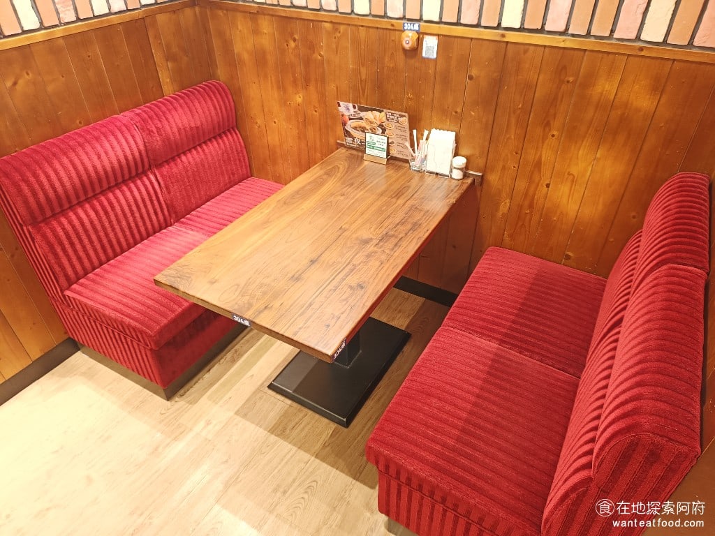 客美多咖啡,komeda's,coffee,-,大直店,客美多咖啡,komeda‘s,coffee,-,大直店菜單,客美多咖啡,komeda‘s,coffee,-,大直店價格,中山區美食,中山美食,劍南路站美食,日式料理,漢堡排,炸雞 《客美多咖啡-大直店》的座位非常寬敞，而且每個座位旁邊都有插座，帶著筆電來工作也非常方便。環境的挑高也非常高，所以店內完全不會覺得很吵雜。 @在地探索的阿府美食世界