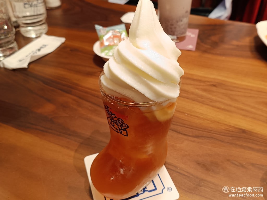 客美多咖啡,komeda's,coffee,-,大直店,客美多咖啡,komeda‘s,coffee,-,大直店菜單,客美多咖啡,komeda‘s,coffee,-,大直店價格,中山區美食,中山美食,劍南路站美食,日式料理,漢堡排,炸雞 漂浮紅茶 175 元 上面是香草冰淇淋，底部是紅茶，要記得先吃冰淇淋，不然等到冰淇淋開始融化，這杯就會滿出來了。 @在地探索的阿府美食世界