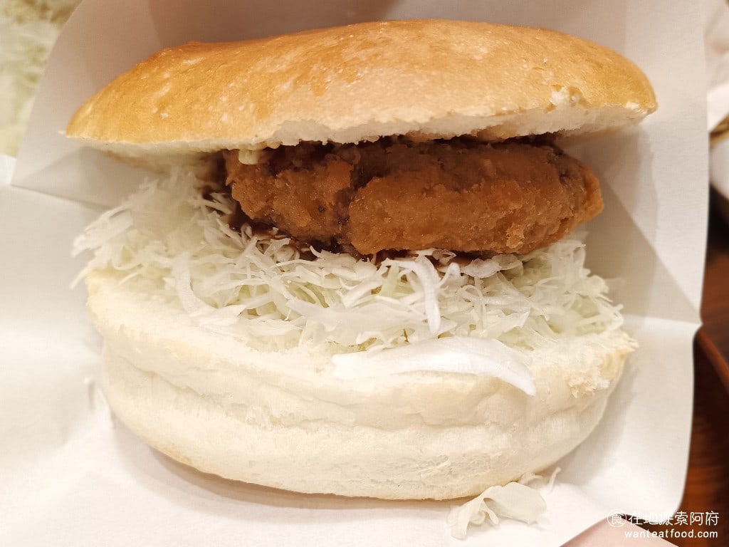 客美多咖啡,komeda's,coffee,-,大直店,客美多咖啡,komeda‘s,coffee,-,大直店菜單,客美多咖啡,komeda‘s,coffee,-,大直店價格,中山區美食,中山美食,劍南路站美食,日式料理,漢堡排,炸雞 黃金炸牛堡 200 元 這一份炸牛堡，個人沒有很推薦，因為他的麵包非常大塊，裡面的牛肉部分比較小塊，比例感覺非常的不搭。 @在地探索的阿府美食世界
