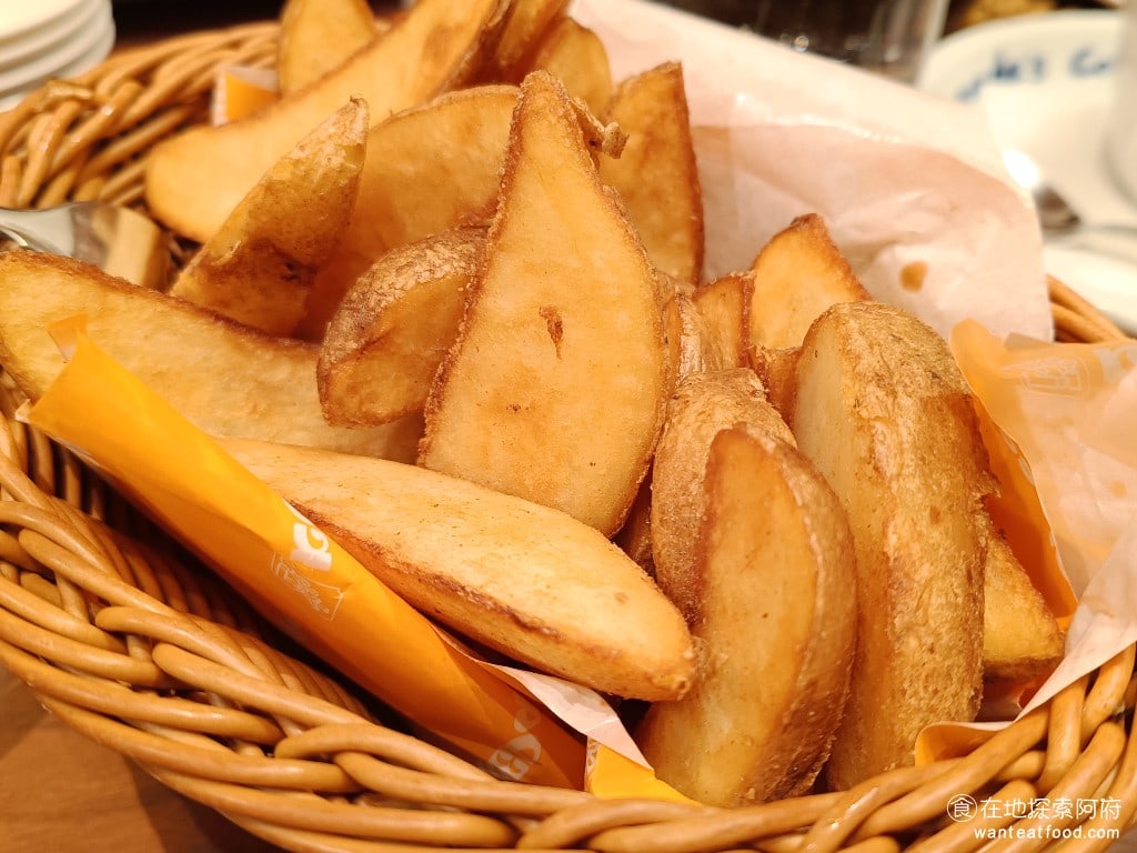 客美多咖啡,komeda's,coffee,-,大直店,客美多咖啡,komeda‘s,coffee,-,大直店菜單,客美多咖啡,komeda‘s,coffee,-,大直店價格,中山區美食,中山美食,劍南路站美食,日式料理,漢堡排,炸雞 這種類型的薯條，吃起來外皮一點都不酥脆，幾乎都是在吃馬鈴薯，個人沒有很喜歡。 @在地探索的阿府美食世界