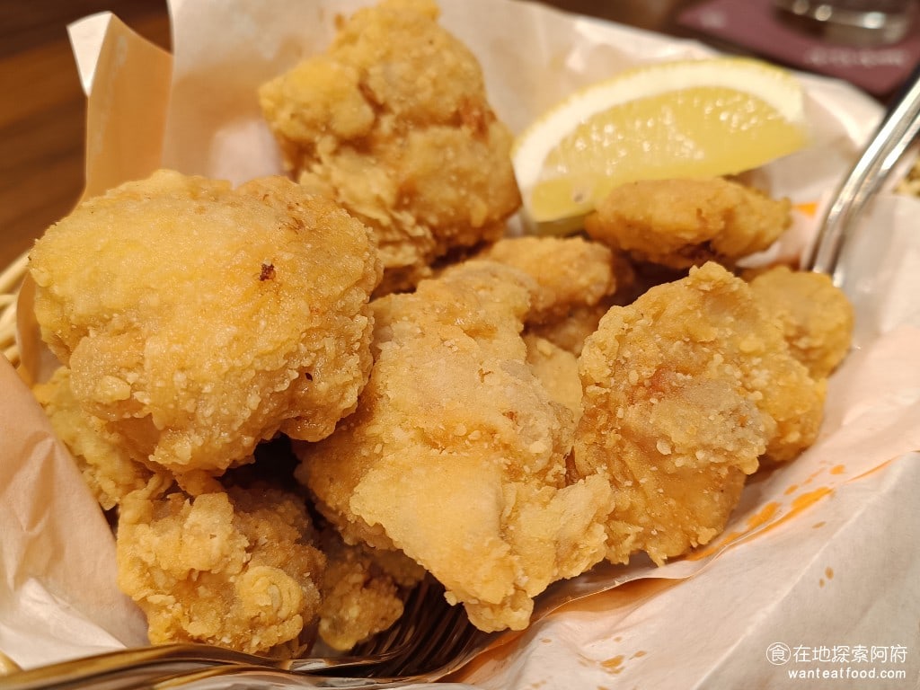客美多咖啡,komeda's,coffee,-,大直店,客美多咖啡,komeda‘s,coffee,-,大直店菜單,客美多咖啡,komeda‘s,coffee,-,大直店價格,中山區美食,中山美食,劍南路站美食,日式料理,漢堡排,炸雞 炸雞的 CP 值非常高，我非常推薦。每一塊炸雞都非常大塊，外皮炸得金黃酥脆，裡面的肉質超級軟嫩。 @在地探索的阿府美食世界