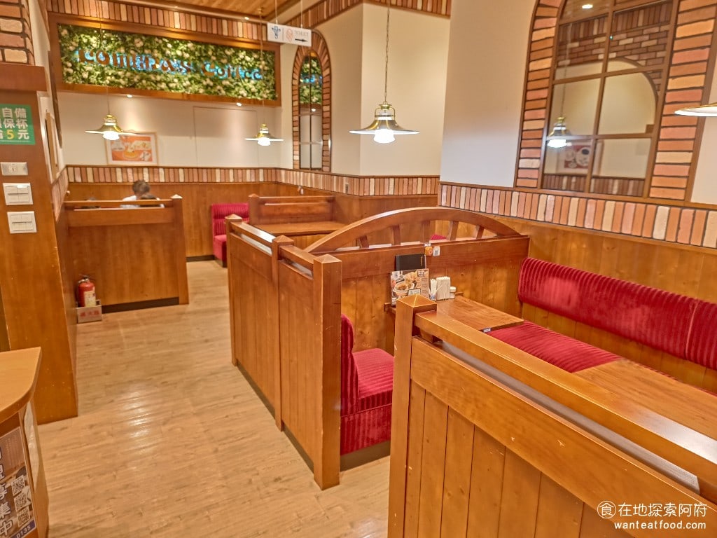 客美多咖啡,komeda's,coffee,-,大直店,客美多咖啡,komeda‘s,coffee,-,大直店菜單,客美多咖啡,komeda‘s,coffee,-,大直店價格,中山區美食,中山美食,劍南路站美食,日式料理,漢堡排,炸雞 《客美多咖啡-大直店》的每一個座椅都採用半包廂式的設計，具有一定的隱密性，紅色絲絨的沙發，即便是久坐也非常舒服，搭配木質的桌子，非常有名古屋的復古華麗風格。 @在地探索的阿府美食世界