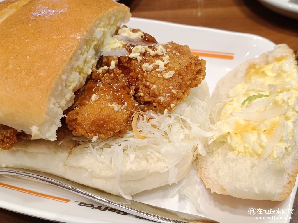 客美多咖啡,komeda's,coffee,-,大直店,客美多咖啡,komeda‘s,coffee,-,大直店菜單,客美多咖啡,komeda‘s,coffee,-,大直店價格,中山區美食,中山美食,劍南路站美食,日式料理,漢堡排,炸雞 炸雞堡裡面加入了蛋沙拉和特製的甜醬油膏，炸雞也炸得非常酥脆，搭配著食用非常棒，不愧是店內的招牌之一。 @在地探索的阿府美食世界