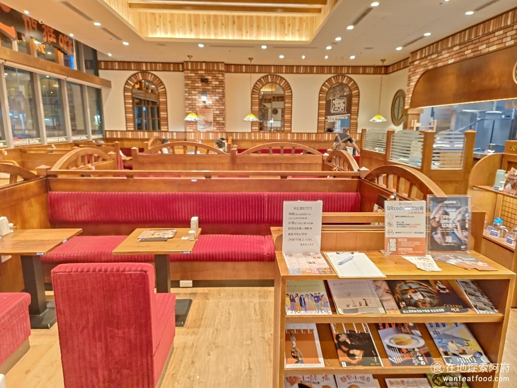 客美多咖啡,komeda's,coffee,-,大直店,客美多咖啡,komeda‘s,coffee,-,大直店菜單,客美多咖啡,komeda‘s,coffee,-,大直店價格,中山區美食,中山美食,劍南路站美食,日式料理,漢堡排,炸雞 店內燈光會特別明亮，是因為很多客人會來這裡工作、讀書，整間店就好像一間小型的高級圖書館一樣。 @在地探索的阿府美食世界