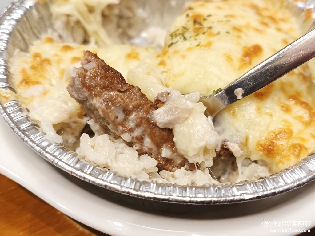客美多咖啡,komeda's,coffee,-,大直店,客美多咖啡,komeda‘s,coffee,-,大直店菜單,客美多咖啡,komeda‘s,coffee,-,大直店價格,中山區美食,中山美食,劍南路站美食,日式料理,漢堡排,炸雞 裡面有一大片的牛肉漢堡排，吃起來的味道還不錯，只是不久之後，就會覺得很膩口，因為味道太單調了。 @在地探索的阿府美食世界