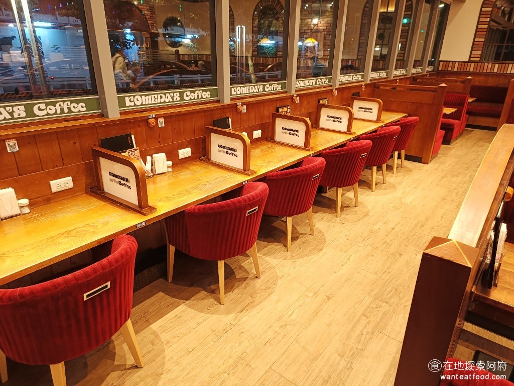 客美多咖啡,komeda's,coffee,-,大直店,客美多咖啡,komeda‘s,coffee,-,大直店菜單,客美多咖啡,komeda‘s,coffee,-,大直店價格,中山區美食,中山美食,劍南路站美食,日式料理,漢堡排,炸雞 《客美多咖啡-大直店》有最基本的低消，一個人至少要點一杯飲料或是一份餐點，只要沒有客滿的話，就不會限制用餐時間。店內有提供 WiFi 。 @在地探索的阿府美食世界