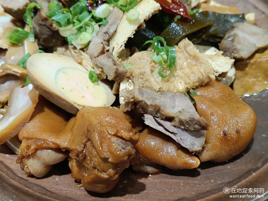 東引快刀手 內湖店 內湖美食 葫洲站美食 東湖美食 台灣小吃 花乾 在所有的滷味之中口味最重的就是這一份花乾因為他非常會吸收醬汁這間店的滷味醬汁其實有一點微辣所以吃到後面就會覺得越來越辣