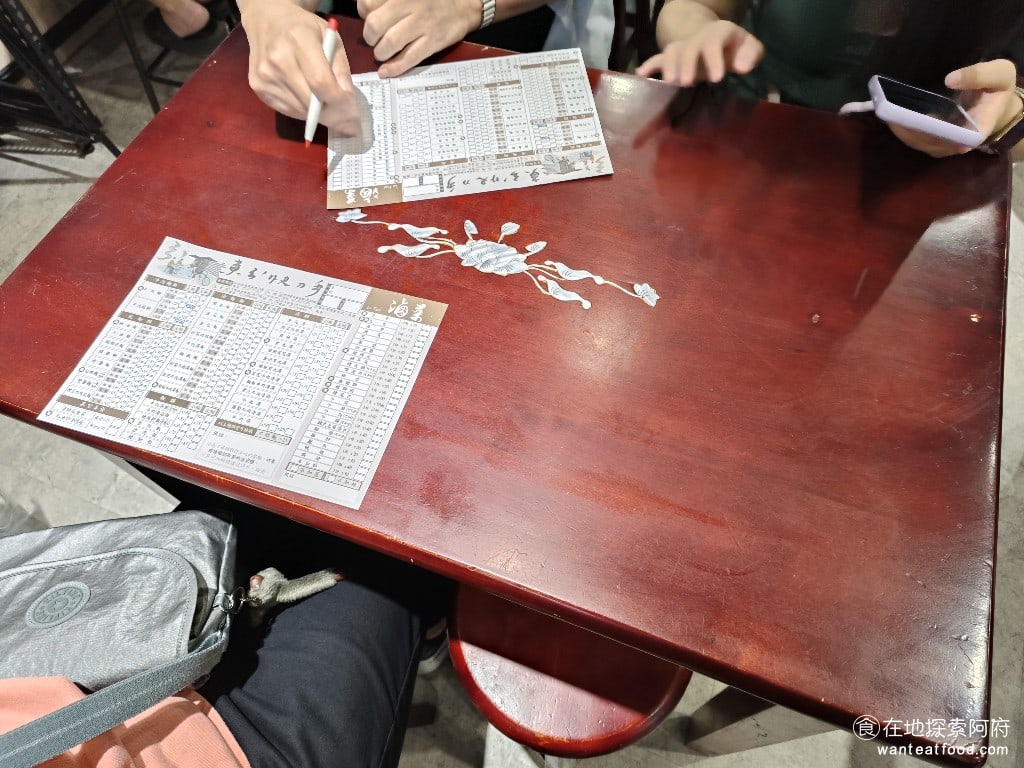東引快刀手 內湖店 內湖美食 葫洲站美食 東湖美食 台灣小吃 點餐的時候是畫菜單由於桌面比較小所以做起來會有一點擠