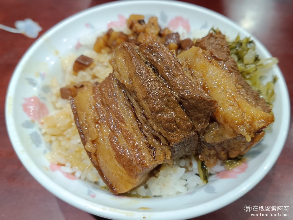 東引快刀手 內湖店 內湖美食 葫洲站美食 東湖美食 台灣小吃 滷肉飯 他的滷肉飯也是很多人點的餐點上面加了滿滿的肉燥旁邊放了酸菜 吃起來味道不差但沒有什麼特別的味道而且會覺得有一點油膩