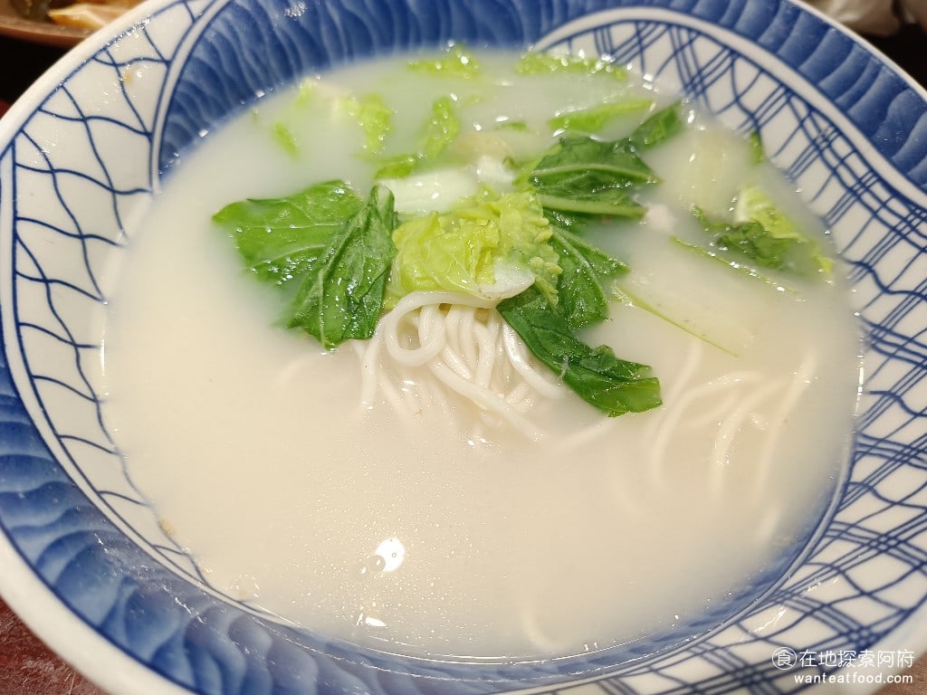 東引快刀手 內湖店 內湖美食 葫洲站美食 東湖美食 台灣小吃 紅油抄手 他的紅油抄手我是不太推薦因為整晚吃下來就只吃到辣味而已沒有什麼特別的味道而且他的辣油比其他餐點都還要更辣很容易破壞掉其他餐點的味道