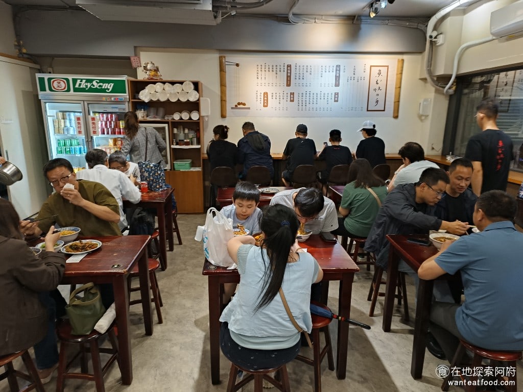 東引快刀手 內湖店 內湖美食 葫洲站美食 東湖美食 台灣小吃 店內的桌子選用復古傳統的木桌和原版的非常有在台式小吃店用餐的氛圍桌子之間的間距非常的緊密所以人多的時候會覺得做起來比較擁擠
