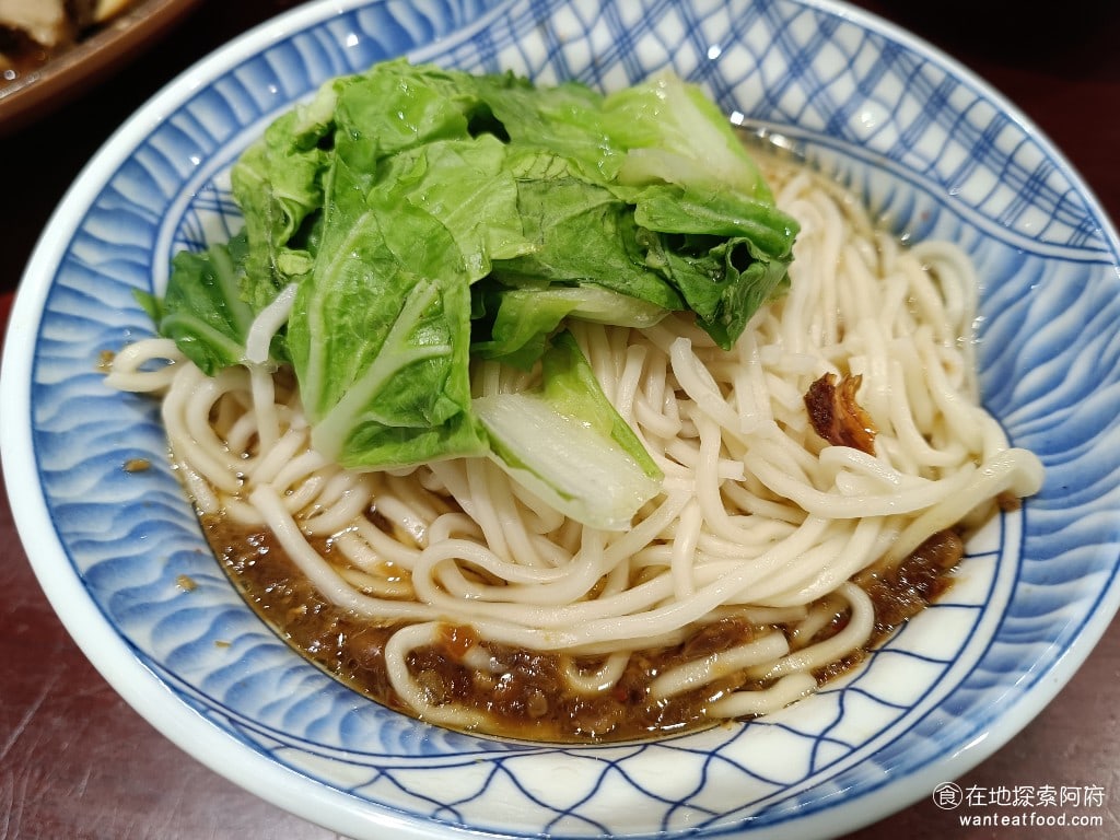 東引快刀手 內湖店 內湖美食 葫洲站美食 東湖美食 台灣小吃 炸醬麵裡面的豆瓣醬非常的香 吃起來有一點油但非常好吃只是吃到後面會覺得越來越辣而已如果不想要吃那麼辣可以點麻醬麵