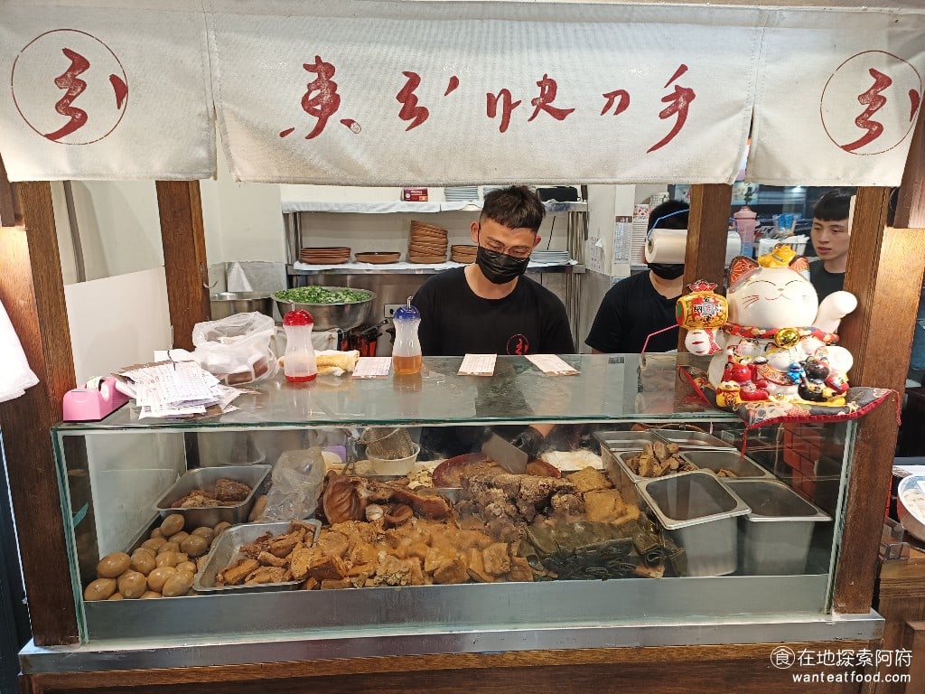 東引快刀手 內湖店 內湖美食 葫洲站美食 東湖美食 台灣小吃 這間店主打著多樣的現切滷味和台式麵飯小吃店名會取消快刀手是因為店內的生意非常好電源手切滷味時從來沒有停過所以店內都是剁到的聲音