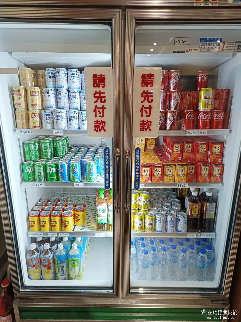 東引快刀手 內湖店 內湖美食 葫洲站美食 東湖美食 台灣小吃 控肉飯 這份控肉飯上桌的時候我們看到了嚇一跳因為他的控肉實在太肥了後來我們詢問店員可不可以換一個電源也非常的好心認為確實太肥了就直接幫我們換一個