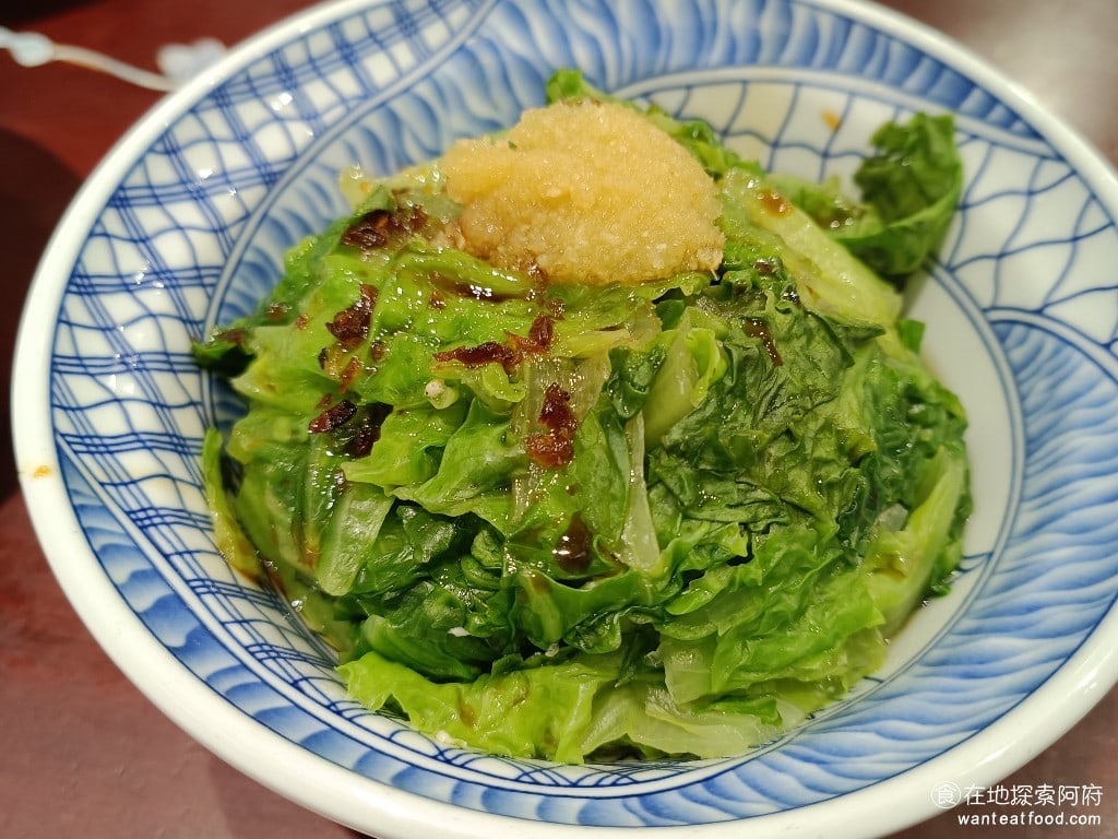 東引快刀手 內湖店 內湖美食 葫洲站美食 東湖美食 台灣小吃 牛肉蛋花湯 這一碗牛肉蛋花湯是店家推薦的品項之一主要是牛肉湯加上蛋花並且裡面加了蠻多的辣牛油 所以喝起來有一點辣如果不排斥辣的人這碗湯喝起來又鹹又辣吃起來很過癮