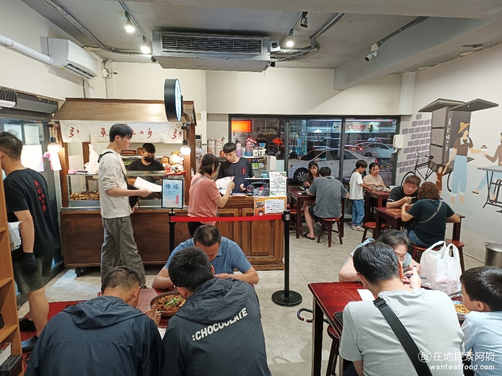 東引快刀手 內湖店 內湖美食 葫洲站美食 東湖美食 台灣小吃 只要是用餐時間不管是中午或是晚上店內都做滿了人用餐幾乎都要排隊雖然是傳統的小吃店但是店內環境非常乾淨燈火通明冷氣也開了非常涼爽