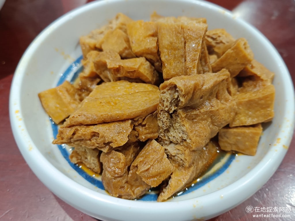 東引快刀手 內湖店 內湖美食 葫洲站美食 東湖美食 台灣小吃 陽春麵 惠典陽春麵主要是因為陽春麵是最清淡的麵這樣就可以用心來品嘗滷味的味道他的陽春麵吃起來確實沒什麼味道喝得到淡淡的大骨高湯為