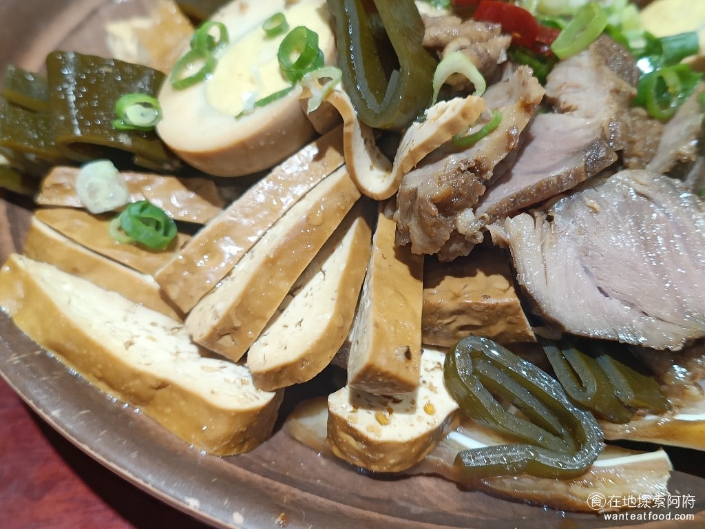 東引快刀手 內湖店 內湖美食 葫洲站美食 東湖美食 台灣小吃 所有的滷味之中我覺得他的嘴邊肉最好吃他的嘴邊肉肉質非常軟嫩吃起來很新鮮可能是因為他的生意真的很好所以每一塊肉在冰箱都不會放很久