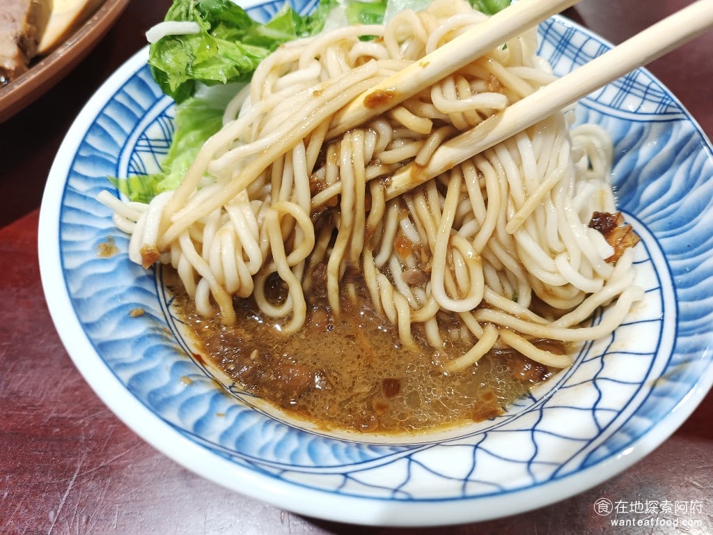 東引快刀手 內湖店 內湖美食 葫洲站美食 東湖美食 台灣小吃 牛肉湯麵 牛肉湯麵裡面是沒有牛肉的單純只有牛肉湯和麵很多麵店的牛肉湯麵都有一個缺點就是牛肉湯沒味道這樣吃起來就會很單調