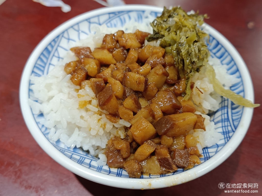 東引快刀手 內湖店 內湖美食 葫洲站美食 東湖美食 台灣小吃 燙青菜 他的燙青菜上面加了一大坨的蒜泥所以吃起來蒜味非常重因為我很喜歡蒜味所以我覺得吃起來味道很棒如果不喜歡的話記得不要直接攪拌