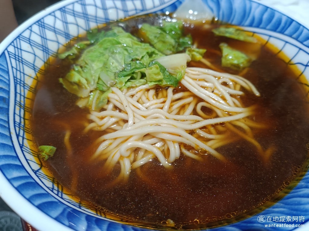 東引快刀手 內湖店 內湖美食 葫洲站美食 東湖美食 台灣小吃 但這間店的牛肉湯沒這個問題牛肉湯的湯頭非常濃鬱喝起來其實有一點鹹算是重口味的喜歡重口味的人一定會很喜歡這間店難怪他的生意這麼好回客會這麼多