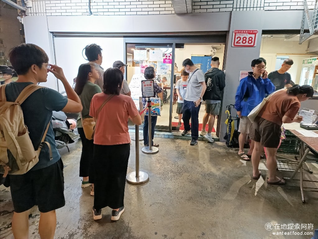 東引快刀手 內湖店 內湖美食 葫洲站美食 東湖美食 台灣小吃 內用又在左側排隊如果是外帶的話直接在右側拿好菜單就可以進去店內結帳了不需要排隊