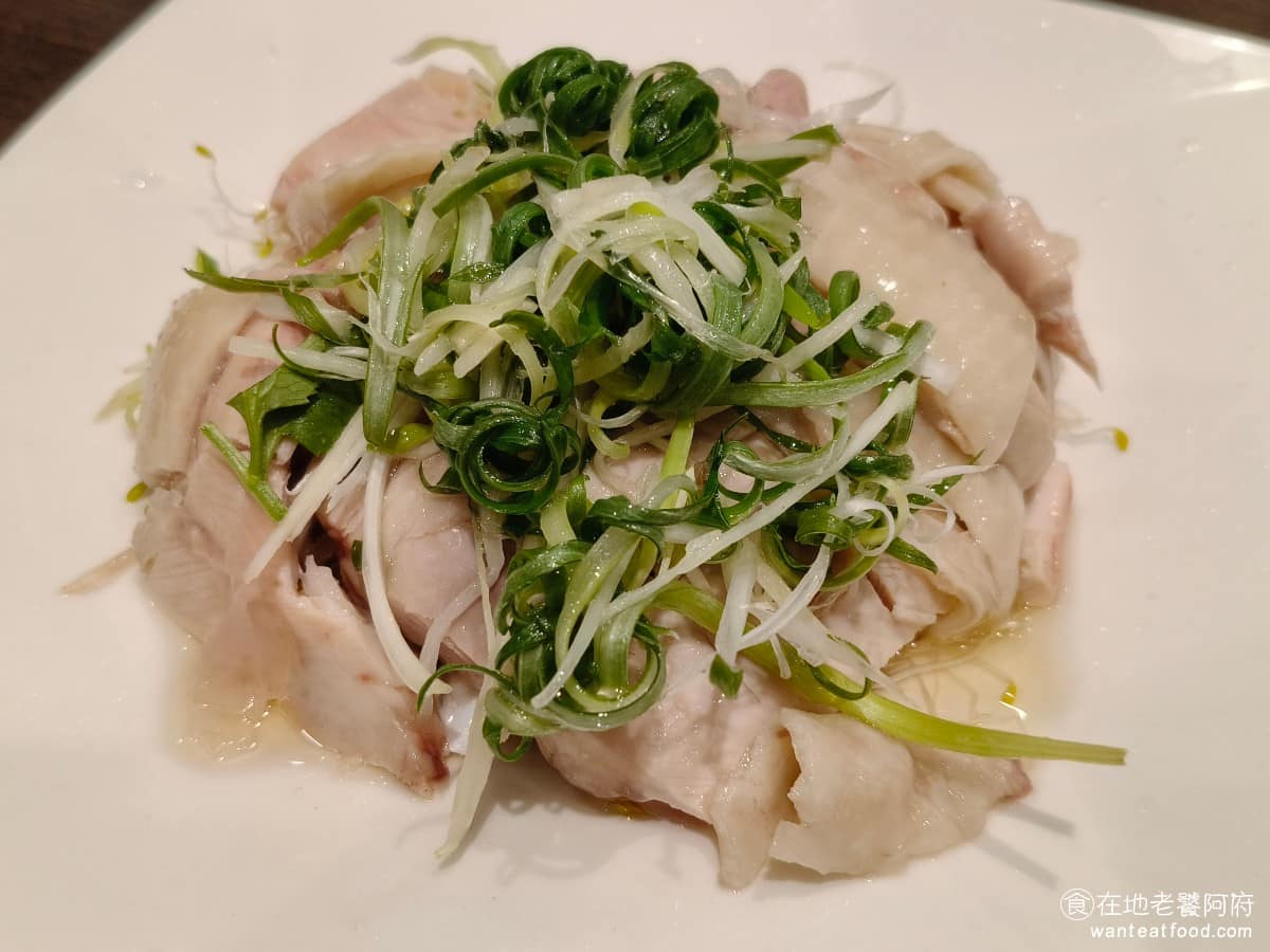 花娘小館(創始店) 花娘小館(創始店)菜單 花娘小館(創始店)推薦 松山區美食 松山美食 蔥油雞 雞皮滑嫩帶點透明凍狀口感,肉質軟到超乎預期,鮮嫩不柴淋上大量蔥油後,香氣十足,蔥香溫潤不會搶過雞肉本身的甜味。就算點到雞胸部位,也一樣油嫩好吃,是不少人來必點的一道。 @在地老饕阿府