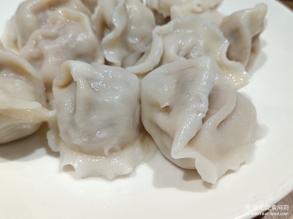餡老滿內湖店,餡老滿內湖店菜單,餡老滿內湖店價格,內湖區美食,內湖美食,內湖美食,中式料理,水餃,,炸醬麵 《餡老滿內湖店》的水餃，每一顆都非常大顆，而且餃子皮吃起來口感非常Q彈，餡料非常飽滿，咬下去都是會爆汁的。 @在地探索的阿府美食世界