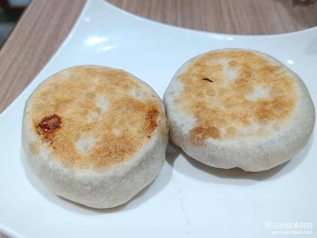 餡老滿內湖店,餡老滿內湖店菜單,餡老滿內湖店價格,內湖區美食,內湖美食,內湖美食,中式料理,水餃,,炸醬麵 牛肉餡餅兩個 190 元 牛肉餡餅一顆是 95 元，價格覺得有一點高，不過吃了一口後，發現味道還蠻棒的！ @在地探索的阿府美食世界